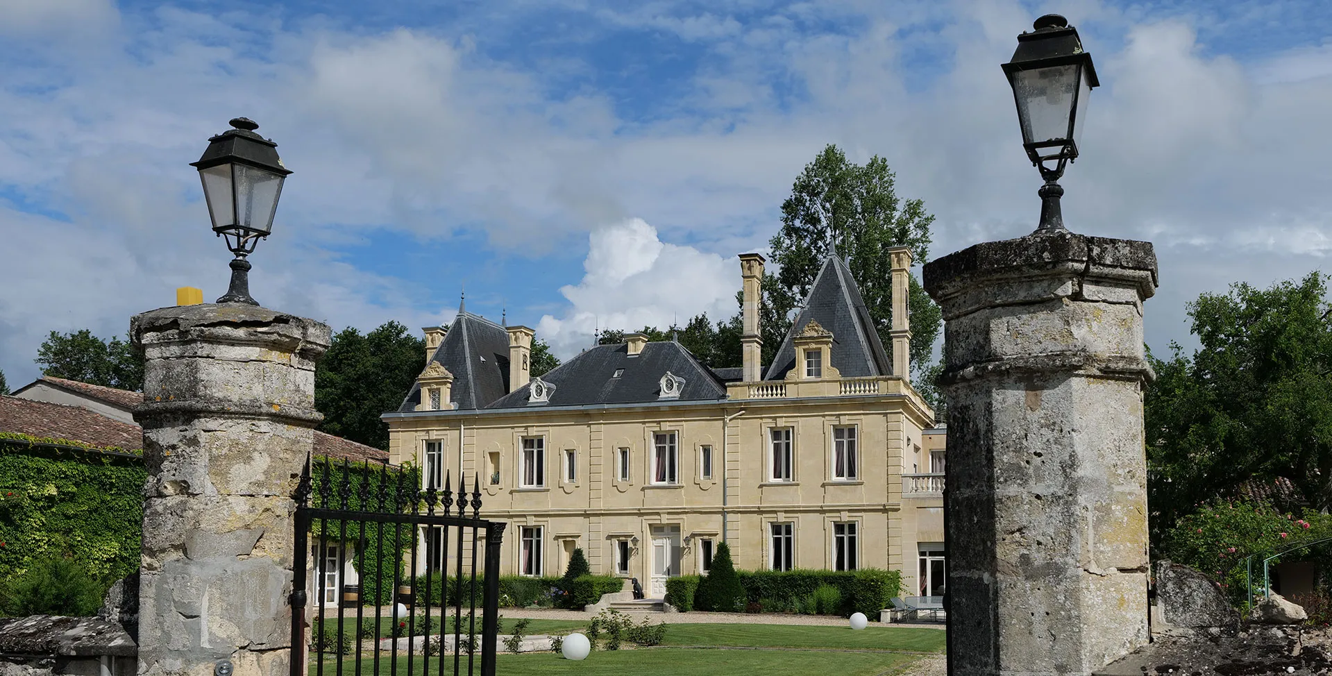 Façade du Château Meyre vue depuis le portail d'entrée à Avensan.